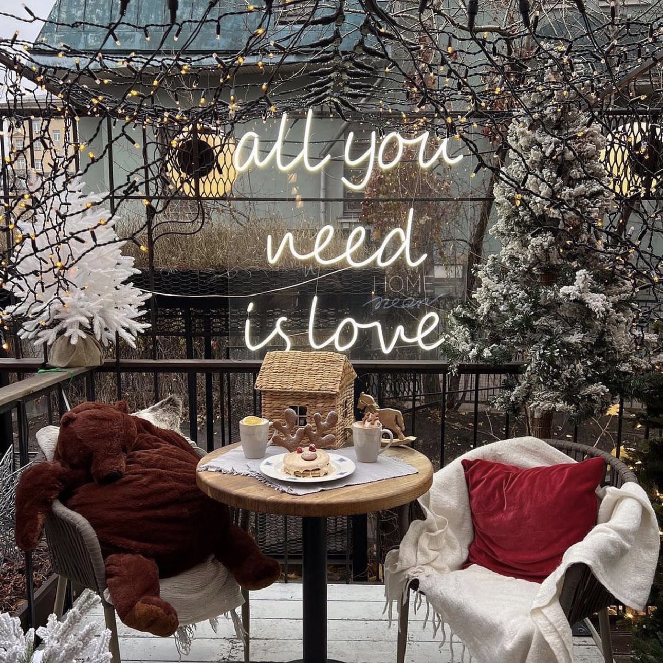 Неоновая вывеска с надписью All you need is love