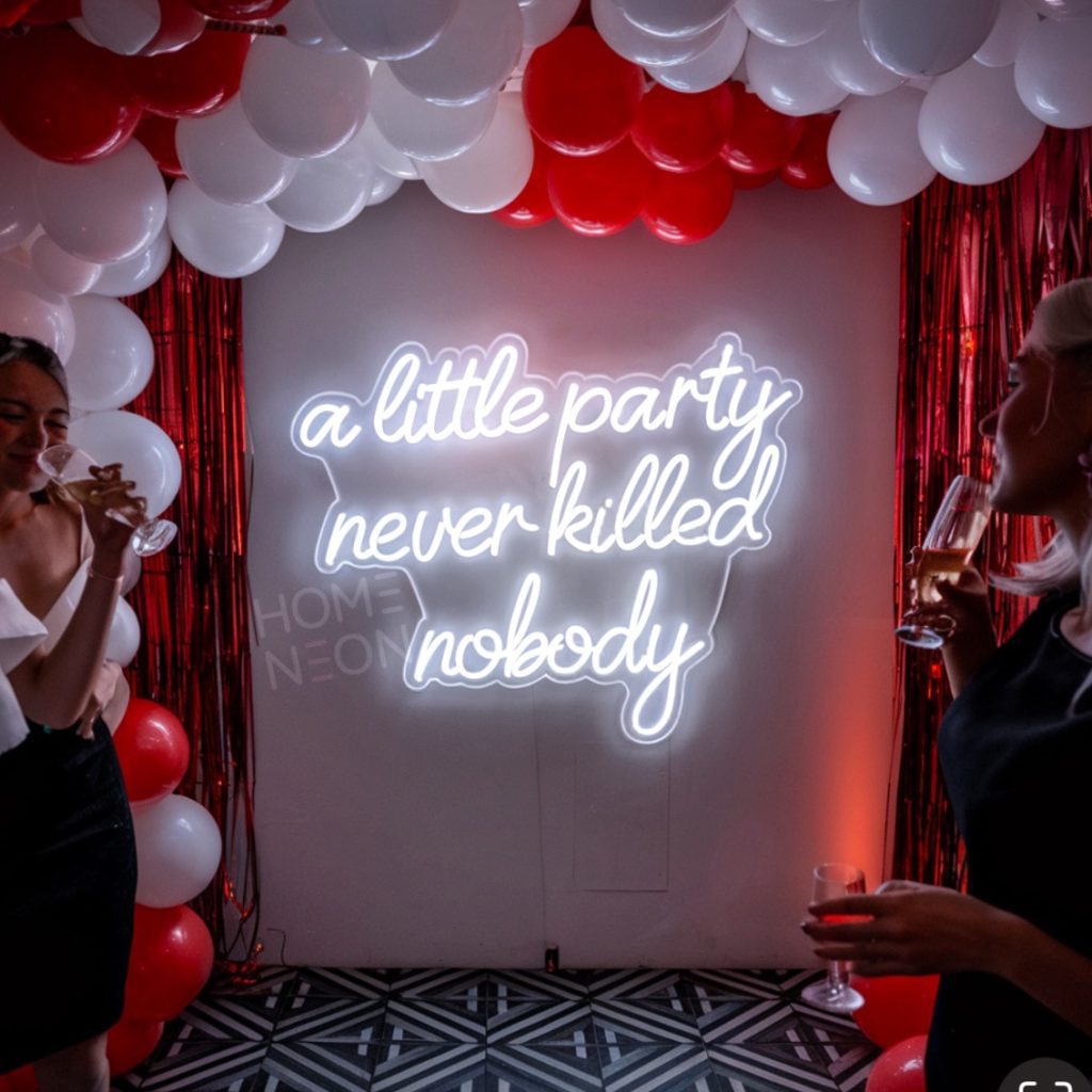 Неоновая вывеска с надписью A little party never killed nobody