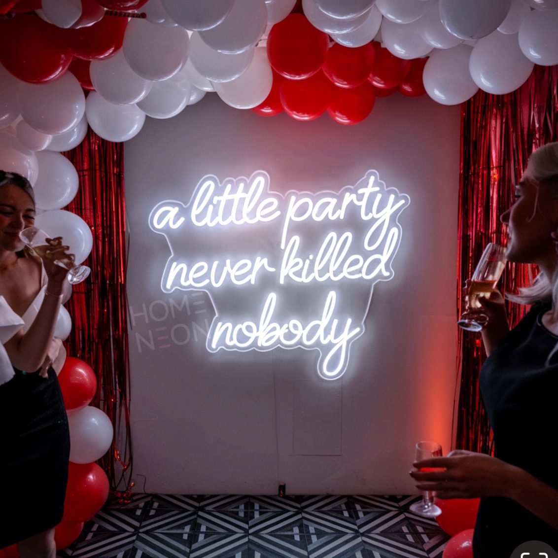 Неоновая вывеска с надписью A little party never killed nobody