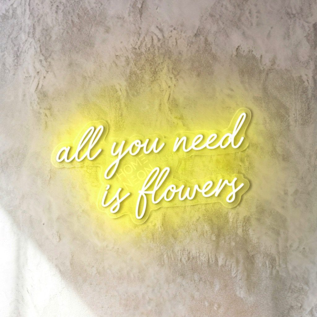 Неоновая вывеска с надписью All you need is flowers