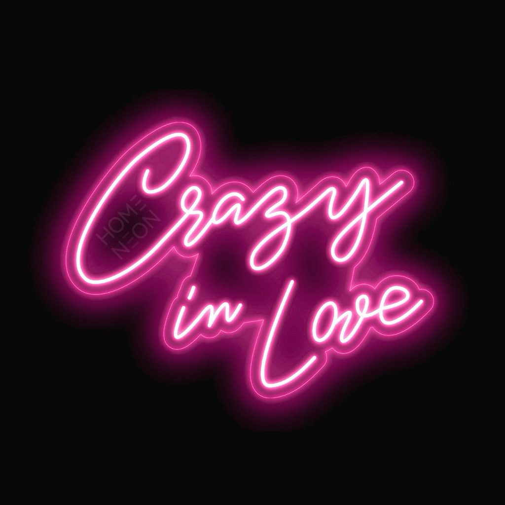 Неоновая вывеска с надписью Crazy in love