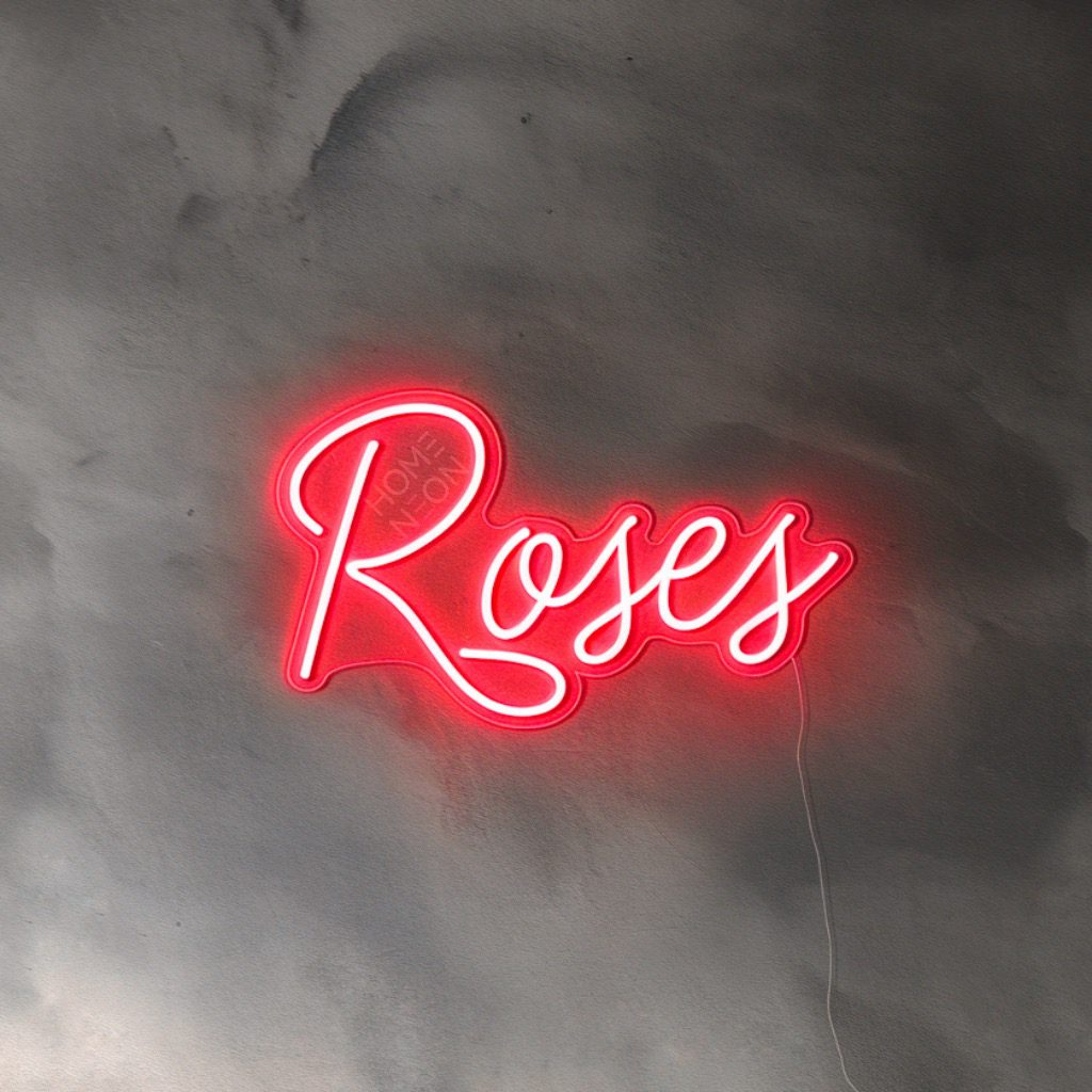 Неоновая вывеска с надписью Roses