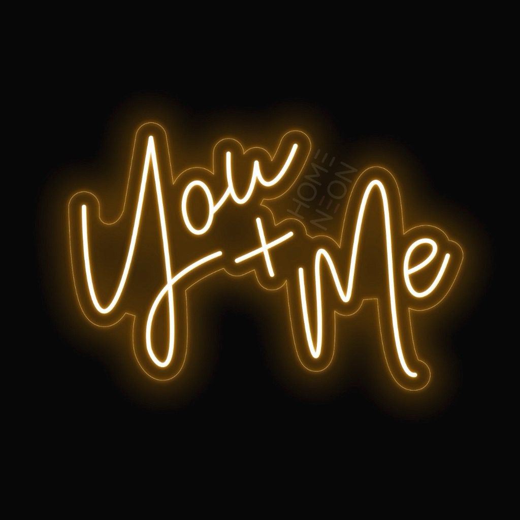 Неоновая вывеска с надписью You + me