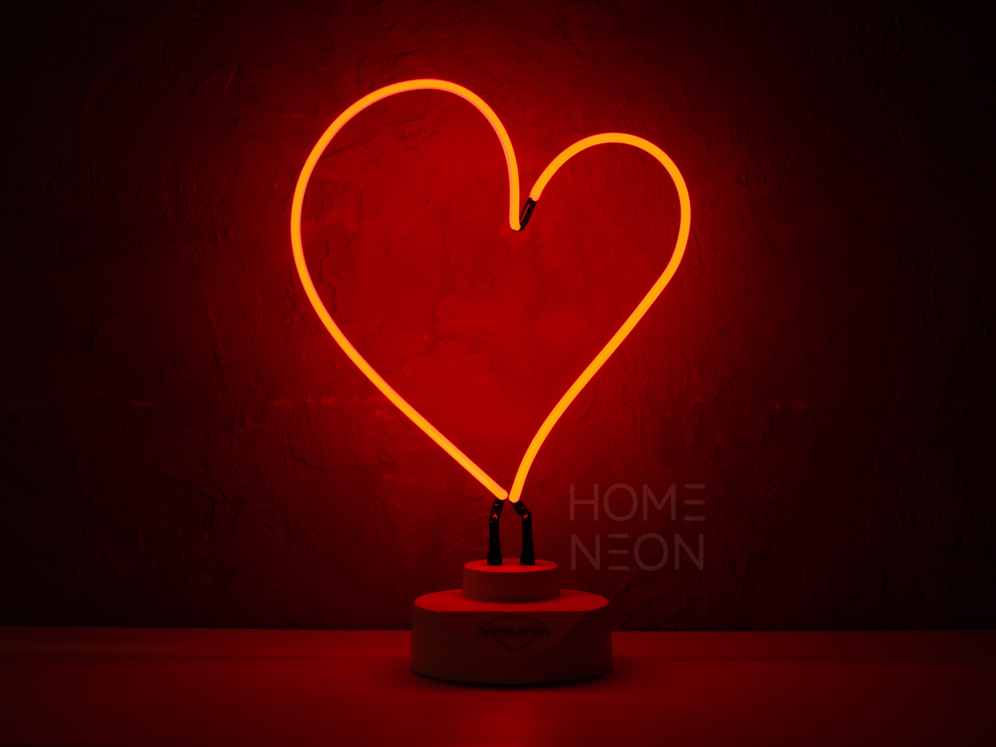 символ любви из неона, красное сердце, день святого Валентина подарок