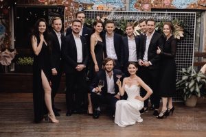 фотозона с неоновой вывеской на свадьбе