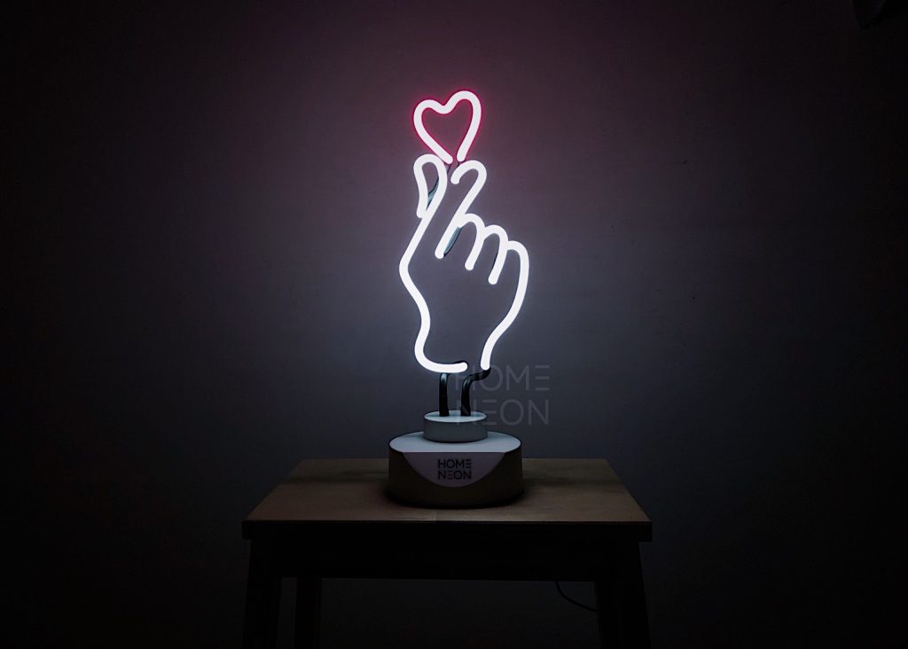 неоновая лампа сердце в руке